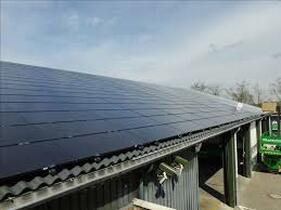 Dak van een boeren bedrijfshal met 156 zonnepanelen