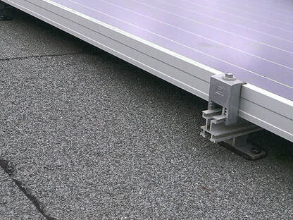 Bevestiging zonnepanelen op een schuin bitumen dak